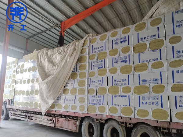 齊工巖棉板發(fā)車(chē)現(xiàn)場(chǎng)