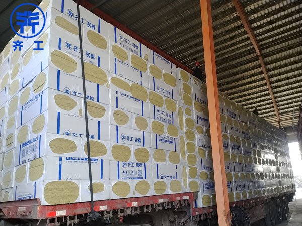 齊工巖棉板發(fā)車現場